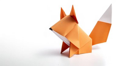 Hayvan konsepti origamisi, kırmızı tilki Vulpes vulpes 'in beyaz arka planında izole edilmiş, fotokopi alanı tarafı olan, çocuklar için basit bir başlangıç aracı.
