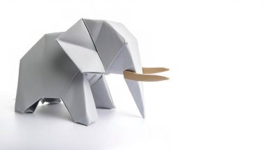 Bir filin beyaz arka planında izole edilmiş hayvan konsepti kağıt origami - Loxodonta africana - fotokopi alanı yan görüşlü, çocuklar için basit başlangıç teknesi
