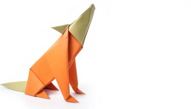 Hayvan konsepti origamisi köpek ulumasının beyaz arka planında izole edilmiş - köpek lupus aşinalığı - fotokopi alanı tarafında, çocuklar için basit başlangıç teknesi