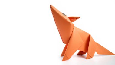 Hayvan konsepti origamisi köpek ulumasının beyaz arka planında izole edilmiş - köpek lupus aşinalığı - fotokopi alanı tarafında, çocuklar için basit başlangıç teknesi