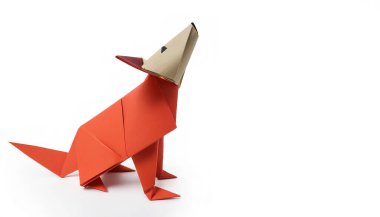 Hayvan konsepti origamisi köpek ulumasının beyaz arka planında izole edilmiş - köpek lupus aşinalığı - fotokopi alanı tarafında, çocuklar için basit başlangıç teknesi