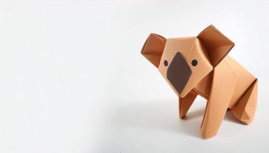 Hayvan konsepti origamisi beyaz arka planda izole edilmiş bir koala - Phascolarctos cinereus - fotokopi alanı tarafı, çocuklar için basit başlangıç sanatı