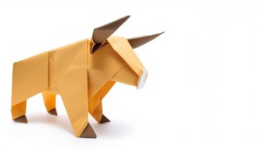 Hayvan konsepti origami, uzun boynuzlu inek sığırının beyaz arka planında izole edilmiş, fotokopi alanı olan Bos Taurus, çocuklar için basit başlangıç teknesi.
