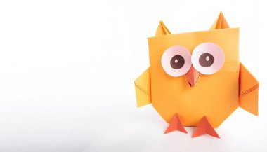 Hayvan konsepti origamisi beyaz arka planda izole edilmiş şirin ve sevimli bir baykuş, büyük gözlü, fotokopi alanı olan, çocuklar için basit bir marş.