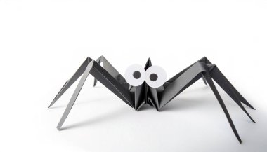 Hayvan konsepti kağıt origamisi, örümcek örümceğinin beyaz arka planında fotokopi alanı ile izole edilmiş, hafta sonu eğlence için çocuklar için basit bir başlangıç aracı.