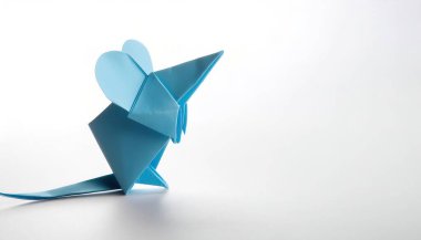 Hayvan konsepti origamisi, beyaz arka planda izole edilmiş mavi bir farenin fotokopi alanı ile birlikte, büyük yuvarlak kulaklı ve kuyruklu, çocuklar için basit bir başlangıç zanaatı.