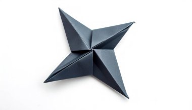 Ninja Shuriken yıldız silahı. Siyah kağıt origami yıldız silahı. Beyaz arka planda izole edilmiş.
