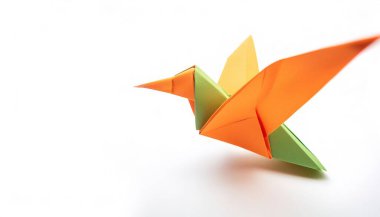 Hayvan kuşu konsepti origami beyaz arka planda şirin, tapılası, sinekkuşu, fotokopi alanı, çocuklar için basit başlangıç teknesi