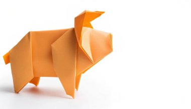 Çiftlik hayvanları tarım kavramı origami tatlı bir domuzun beyaz arka planında izole, kopyalama alanı ile, çocuklar için basit başlangıç zanaatı