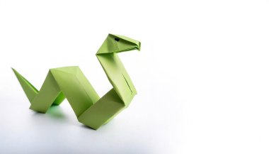 Sürüngen hayvan konsepti origamisi, sürünen bir yılanın beyaz arka planında izole edilmiş, fotokopi alanı ile, çocuklar için basit başlangıç sanatı