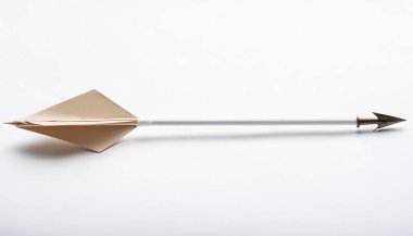 Yerli Amerikan halkı veya okçuluk kavramı kağıt origami bir ok, ok ucu ya da ok ucu mızrağının beyaz zemininde izole edilmiş, kopyalanmış veya indekslenmiş, çocuklar için basit başlangıç sanatı