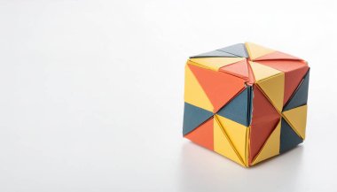 Şekiller ve boyutlar konsept kağıt origami çoklu renkli kare kübün beyaz arka planında izole edilmiş, fotokopi alanı ile, çocuklar için basit başlangıç sanatı