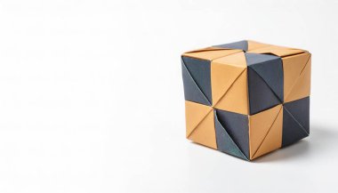 Şekiller ve boyutlar konsept kağıt origami çoklu renkli kare kübün beyaz arka planında izole edilmiş, fotokopi alanı ile, çocuklar için basit başlangıç sanatı