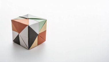 Şekiller ve boyutlar konsept kağıt origami çoklu renkli kare kübün beyaz arka planında izole edilmiş, fotokopi alanı ile, çocuklar için basit başlangıç sanatı