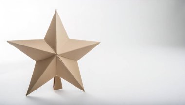 Noel tatili ya da astrolojik kavram kâğıdı origamisi, Noel ağacının tepesine çıkan yıldızlar gibi beyaz arka planda izole edilmiş, fotokopi alanı olan, çocuklar için basit marş sanatları.