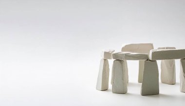 İnsan, İngiltere 'nin Wiltshire kentindeki Salisbury Ovası' nda, Stonehenge 'in beyaz arka planında izole edilmiş dünya konsepti kağıt origamisinin harikalarını yarattı. Kopya alanı ile, çocuklar için basit başlangıç aracı