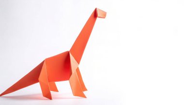 Nesli tükenmiş bir sürüngen ya da kuş konsepti origami, uzun boyunlu bir brachiosaurus dinozorun beyaz arka planında izole edilmiş, fotokopi uzayıyla, çocuklar için basit bir başlangıç teknesi.