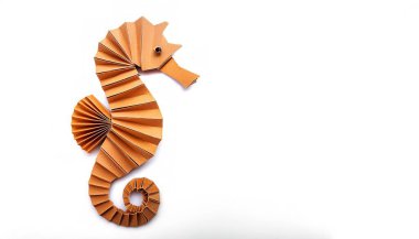 Deniz atı ya da deniz atının beyaz arka planında izole edilmiş su origamileri. Hipokampus cinsindeki küçük deniz atı kemikli balıklar. Kopya alanı, çocuklar için basit başlangıç teknesi.