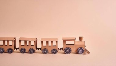 Çocuk, motor, araba, tekerlek ve tren için oyuncak tren lokomotifi. Çocuk için tren kondüktörü fikri. konsept kağıt origami kopya alanı ile ışık veya beyaz arkaplan izole