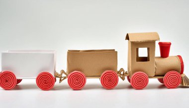 Çocuk, motor, araba, tekerlek ve tren için oyuncak tren lokomotifi. Çocuk için tren kondüktörü fikri. konsept kağıt origami kopya alanı ile ışık veya beyaz arkaplan izole