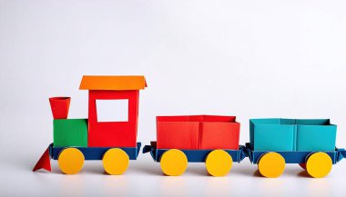 Çocuk, motor, araba, tekerlek ve tren için oyuncak tren lokomotifi. Çocuk için tren kondüktörü fikri. konsept kağıt origami kopya alanı ile ışık veya beyaz arkaplan izole