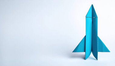 Kağıt origami uzay gemisi, roket, uzay x gemisi, astroloji kavramı, beyaz arka planda fotokopi alanı ile izole edilmiş, hafta sonu sanat ve zanaat eğlencesi için çocuklar için basit bir başlangıç aracı.