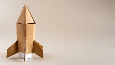 Kağıt origami uzay gemisi, roket, uzay x gemisi, astroloji kavramı, beyaz arka planda fotokopi alanı ile izole edilmiş, hafta sonu sanat ve zanaat eğlencesi için çocuklar için basit bir başlangıç aracı.