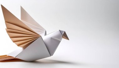 Barış, sevgi ve saflık, doğurganlık, koruma kavramı kağıt origami beyaz bir güvercin kuşunun beyaz arka planında izole edilmiş. Hafta sonu sanat ve zanaat eğlencesi için çocuklar için basit bir başlangıç zanaatı