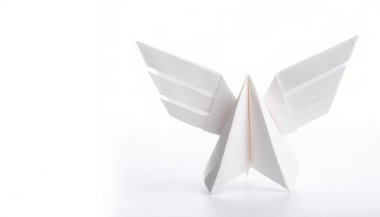 Din, ruhani, Tanrım, İsa kavramı kağıt origami beyaz arka planda kanatlı bir meleğin izole edilmiş hali. Hafta sonu sanat ve zanaat eğlencesi için çocuklar için basit bir başlangıç zanaatı