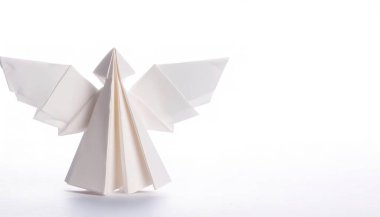 Din, ruhani, Tanrım, İsa kavramı kağıt origami beyaz arka planda kanatlı bir meleğin izole edilmiş hali. Hafta sonu sanat ve zanaat eğlencesi için çocuklar için basit bir başlangıç zanaatı