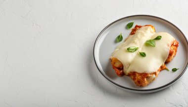 Parmesan peynirli tavuk genellikle spagetti, makarna, makarna, makarna, rigatoni ve farfalle makarna ile servis edilir. Kırmızı domates soslu, peynirli ve fesleğenli. beyaz arkaplanda izole