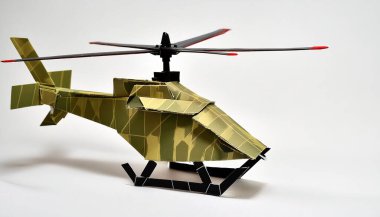 Kara Şahin stili askeri helikopter ve bronz kum renginde tasarım. Askeri savaş konsepti kağıt origami beyaz arka planda kopyalanmış. sanat ve zanaat kavramı