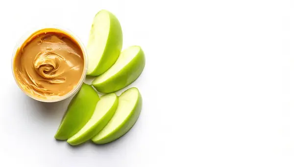 Fıstık ezmesi soslu yeşil elma dilimleri. sağlıklı beslenme konsepti. Sağlıklı atıştırmalık, beslenme, diyet, tatlı ve ekşi tart karışımı. Kopyalama alanı olan beyaz arkaplanda izole.