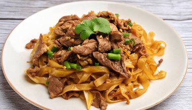 Asya restoranlarında yaygın bir menü olan organik pirinç eriştesiyle yapılan sığır eti Pad Thai 'si genellikle sebze ve tofu içerir. Beyaz arka planda izole edilmiş. Asya, Çin, Tayland yemekleri konsepti