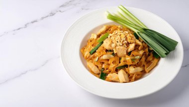 Asya restoranlarında yaygın bir menü olan organik pirinç eriştesi ile yapılan tavuklu Pad Thai genellikle sebze ve tofu içerir. Beyaz arka planda izole edilmiş. Asya, Çin, Tayland yemekleri konsepti