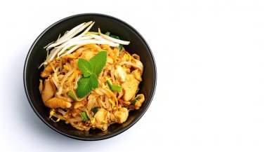 Asya restoranlarında yaygın bir menü olan organik pirinç eriştesi ile yapılan tavuklu Pad Thai genellikle sebze ve tofu içerir. Beyaz arka planda izole edilmiş. Asya, Çin, Tayland yemekleri konsepti