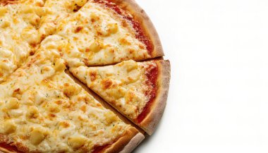 Beyaz arka planda izole edilmiş ve fotokopi alanı olan lezzetli Cheeze Pizza. Erimiş mozzarella ve ince katmanlı kırmızı domates soslu bir öğün için kişisel boyut.