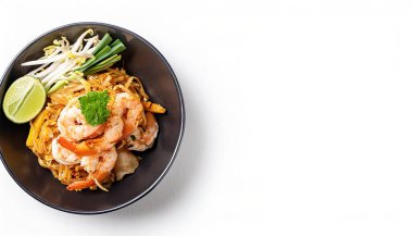 Asya restoranlarında yaygın bir menü olan organik pirinç eriştesi ile yapılan karides Pad Thai genellikle sebze ve tofu içerir. Beyaz arka planda izole edilmiş. Asya, Çin, Tayland yemekleri konsepti