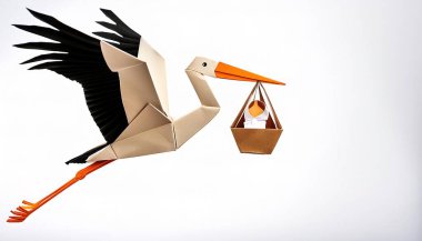 Hayvan konsepti origamisi, bebek taşıyan bir leyleğin beyaz arka planında izole edilmiş. Leyleklerin bir evin çatısına yuva yapmasının iyi şans getirdiğine inanılan bir efsane. beyaz üzerine izole