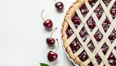 Tatlı vişneli turta genellikle iki kat kabuktur, hem üstü hem de altı hamur işleriyle doludur. Üst kabuk katı ya da kafeslenmiş olabilir ya da olmayabilir.