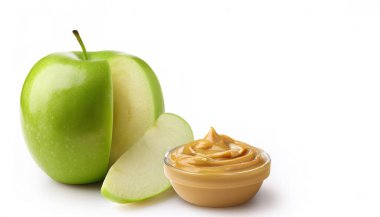 Fıstık ezmesi soslu yeşil elma dilimleri. sağlıklı beslenme konsepti. Sağlıklı atıştırmalık, beslenme, diyet, tatlı ve ekşi tart karışımı. Kopyalama alanı olan beyaz arkaplanda izole.