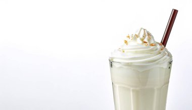 Vanilyalı milkshake ya da krem şanti ve vanilya parçacıklarıyla kaplanmış, beyaz arka planda izole edilmiş, fotokopi alanı ile izole edilmiş vanilyalı milkshake.