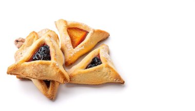 Hamentashen ya da Hamentash meyveli hamur işi dolgulu börek, Yahudi bayramının geleneksel bir parçasıdır. Kopya alanı ile beyaz arkaplanda izole