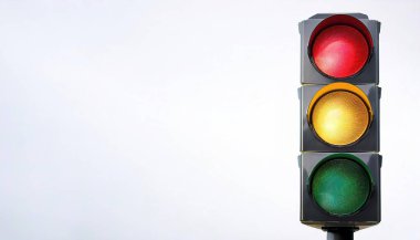 Robotlar olarak da bilinen trafik ışıkları, sinyaller veya trafik lambaları, yol kesişimlerinde, yaya geçişlerinde ve trafiği yönlendirmek için diğer noktalarda konumlanmış sinyal cihazlarıdır..