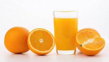Taze sıkılmış portakal suyu ya da bol miktarda C vitamini, meyve suyu parçalı folik asit ya da hamuru vardır. Kopya alanı olan beyaz bir arkaplanda izole edilmiş. Kan, göbek, Valencia, mandalina veya mandalina
