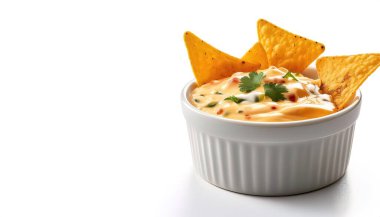 Chile con queso, genellikle Tex Mex restoranlarında tortilla cipslerine sos olarak servis edilen bir eritilmiş peynir ve biber mezesidir. Kopya alanı ile beyaz arkaplanda izole
