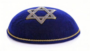 kippah, kippah, yamaka, bullcap, veya koppel, genellikle ortodoks Yahudi erkekler tarafından giyilen ve kumaştan yapılmış bir şapkadır. Beyaz arka planda izole edilmiş. El yapımı.