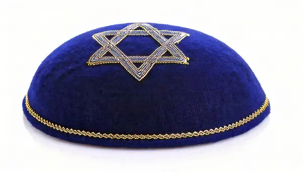 kippah, kippah, yamaka, bullcap, veya koppel, genellikle ortodoks Yahudi erkekler tarafından giyilen ve kumaştan yapılmış bir şapkadır. Beyaz arka planda izole edilmiş. El yapımı.