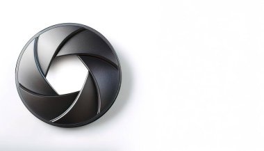 Deklanşör, ışığın fotografik filmi veya ışığa duyarlı dijital sensörü ışığa maruz bırakmak için geçmesine izin veren bir cihazdır. Beyaz arkaplanda izole