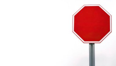 Boş dur levhası, sürücülere tamamen durmaları ve karşıya geçmeden önce kavşağın araçlardan ve yayalardan güvenli bir şekilde temizlendiğinden emin olmaları gerektiğini bildiren bir trafik tabelasıdır. İzole edilmiş